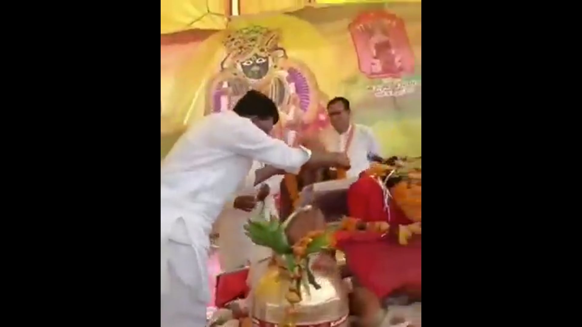 ➡️......मध्य प्रदेश*
दतिया में भागवत कथा में पहुंचे BJP विधायक प्रदीप अग्रवाल ने बाबा को माला पहनाई। बाबा ने विधायक को कई घूसे मारे, धक्का दिया और माला उतारकर फेंक दी।
कुछ लोग इसे बाबा का "विशेष आशीर्वाद" बता रहे हैं !!