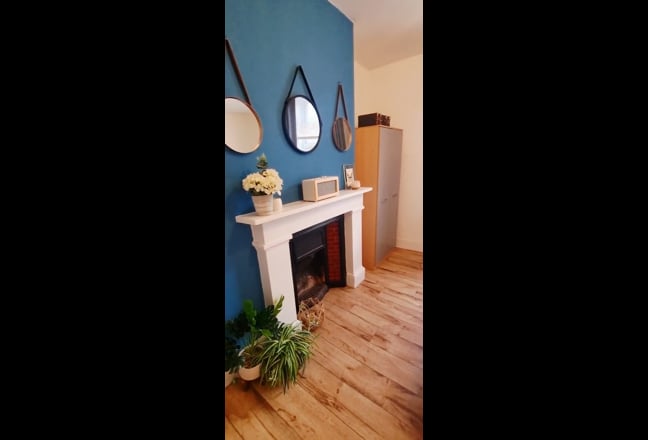 Huge comfy room in great location  🏡     Main Photo