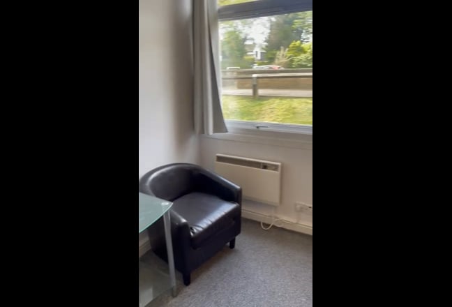 Clean, tidy and large double room  Main Photo