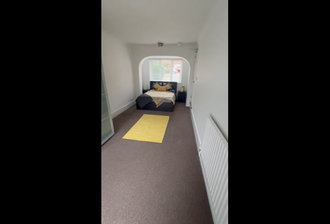 Professional, sociable and friendly home Main Photo