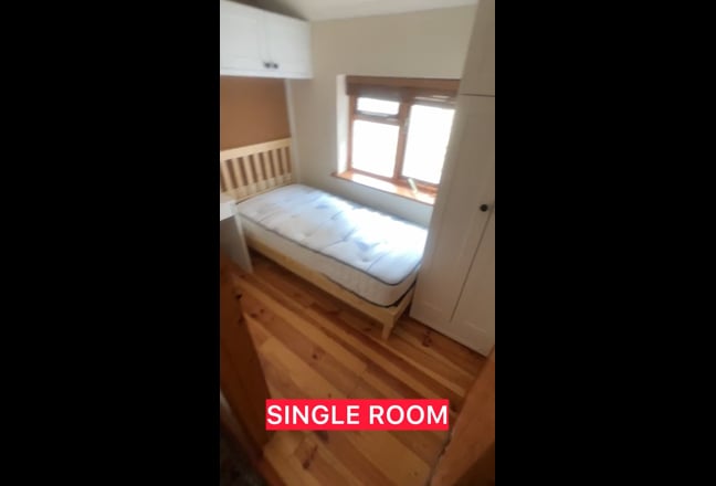 Double Room in Beautiful Victorian House. Main Photo