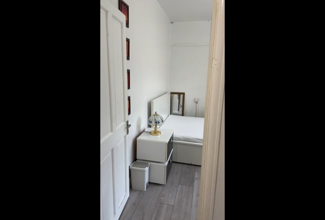 Clean & Quiet large Double Room – Female Only Main Photo