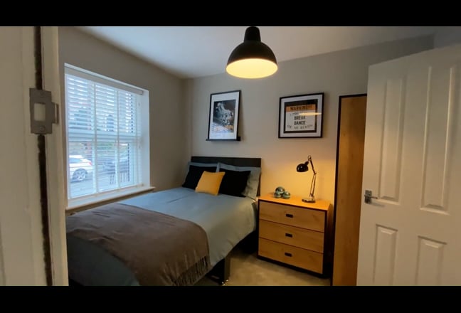 Modern 6-Bed 🏙️ All Ensuite - Bills Included Main Photo