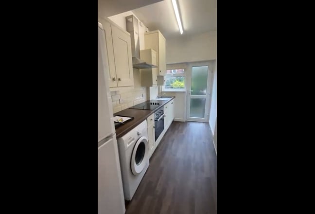 Spacious double room in relaxing Heaton Moor home  Main Photo