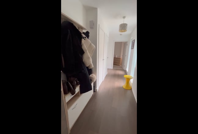 Stunning, Bright Double-Bedroom  Main Photo