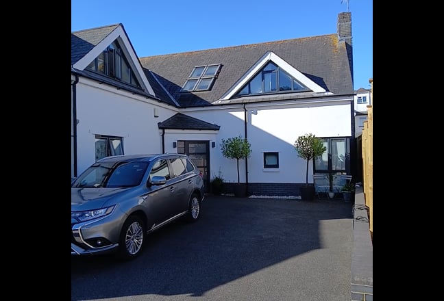 Large double bedroom for female student. Main Photo