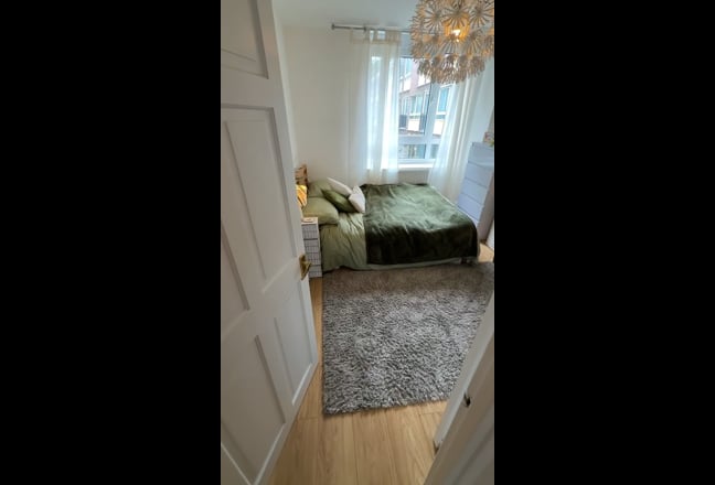 Double room in all girl flat, 5m to Regent’s Park! Main Photo