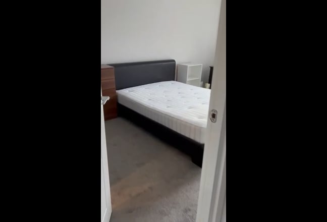 Double Room in Clean & Quite Modern Townhouse Main Photo