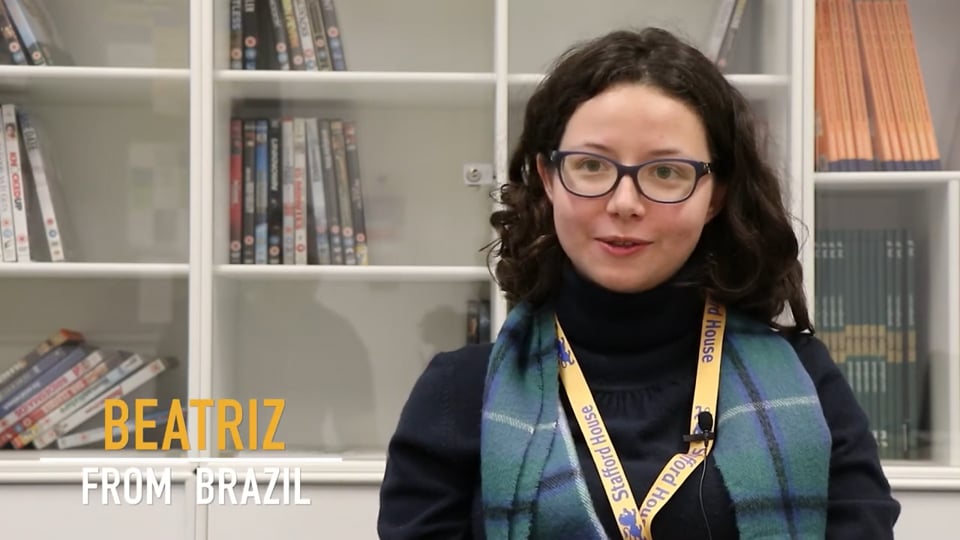 Kadr z filmu o certyfikatach zawodowych w Londynie