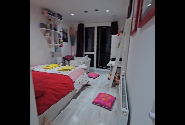 En suite bedroom with walk in dressing Main Photo