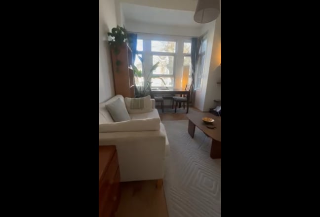 Double room available in airy houseplant home Main Photo