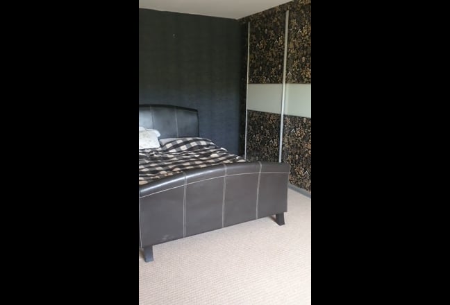 Bottom floor bedroom with bathroom, Great views. Main Photo