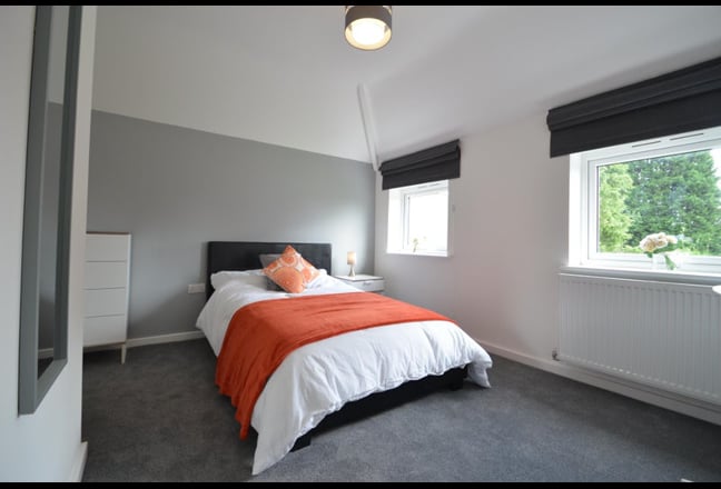 Stunning ensuite rooms! Great location! Main Photo