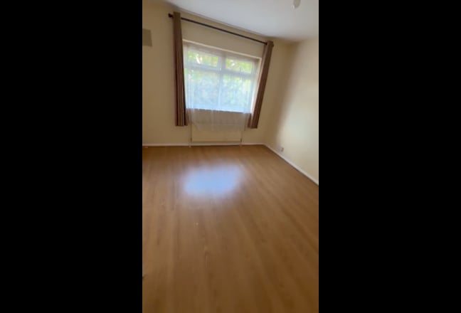 Hanger Lane - 3 Bedroom Flat for 5 People  Main Photo