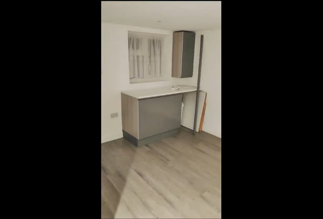 Double Room (En-suite Studio) in Tolworth.  Main Photo