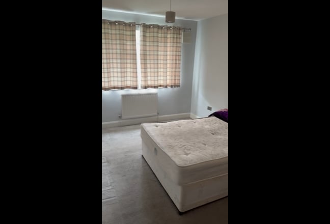 Double room available in very clean house  Main Photo