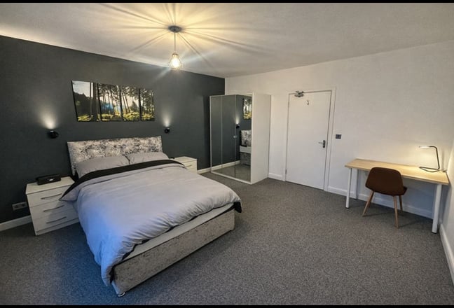 Top Floor Room NG2 - Great professional Tenants  Main Photo