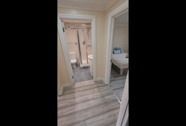 Newly refurbished large Studio | Bills included Main Photo