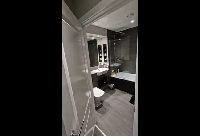 Modern Ensuite Room in 2-Bed Flat | &pound;1,150 pcm Main Photo