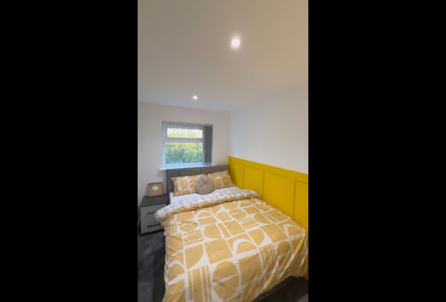 Stunning En-Suite Room in SK3! 10min to station! Main Photo