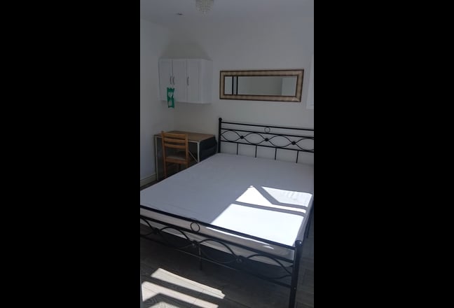 Double Room for sharing in Greenford Main Photo