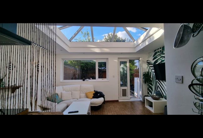 Double room-bay window & loft rm+ own balcony Main Photo