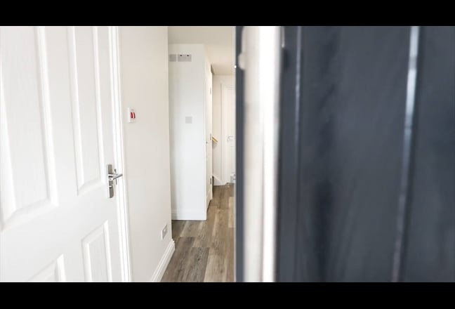 Stylish Room with Ensuite, Available Now Main Photo