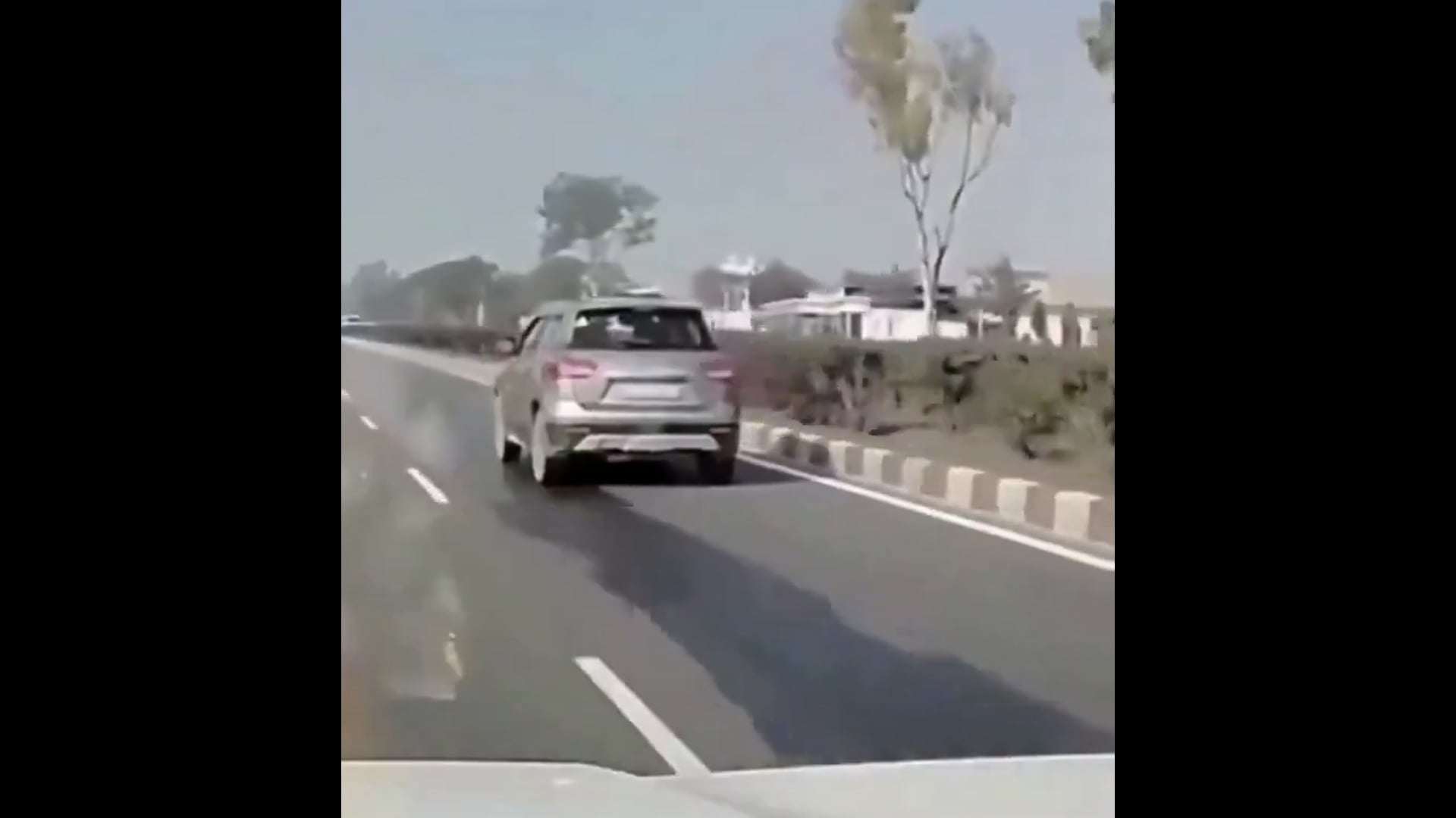 राजस्थान की है, लेकिन उत्तर प्रदेश के हाल भी ऐसे ही हैं। गाड़ी चलाते वक्त कब सांड जी या गाय जी आ जाएं, कुछ नहीं पता। निश्चित रूप से आपके साथ भी कभी न कभी ऐसा जरूर हुआ होगा...सचिन गुप्ता