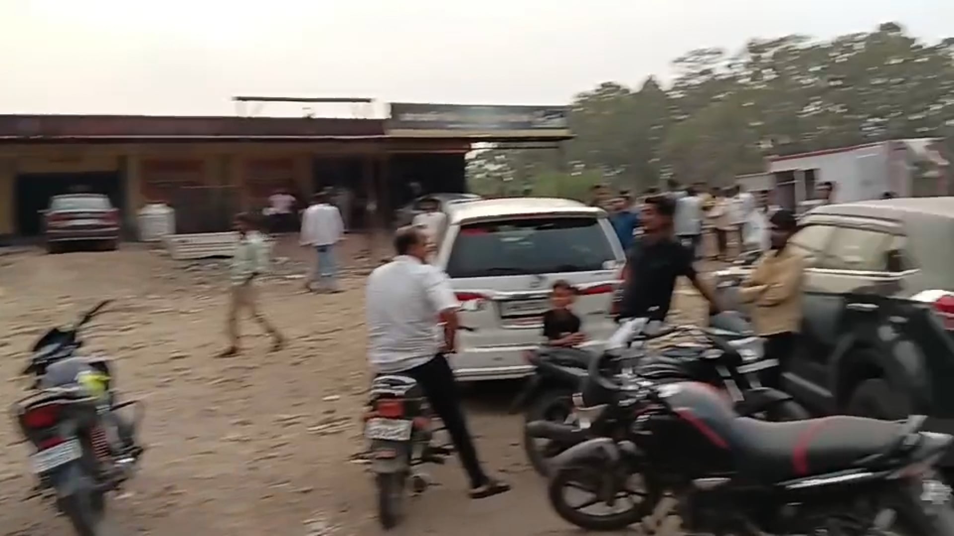 आटपाडी साई मंदिर चौकात दोन चार चाकी वाहनांचा भीषण अपघात जीवित हानी टळली