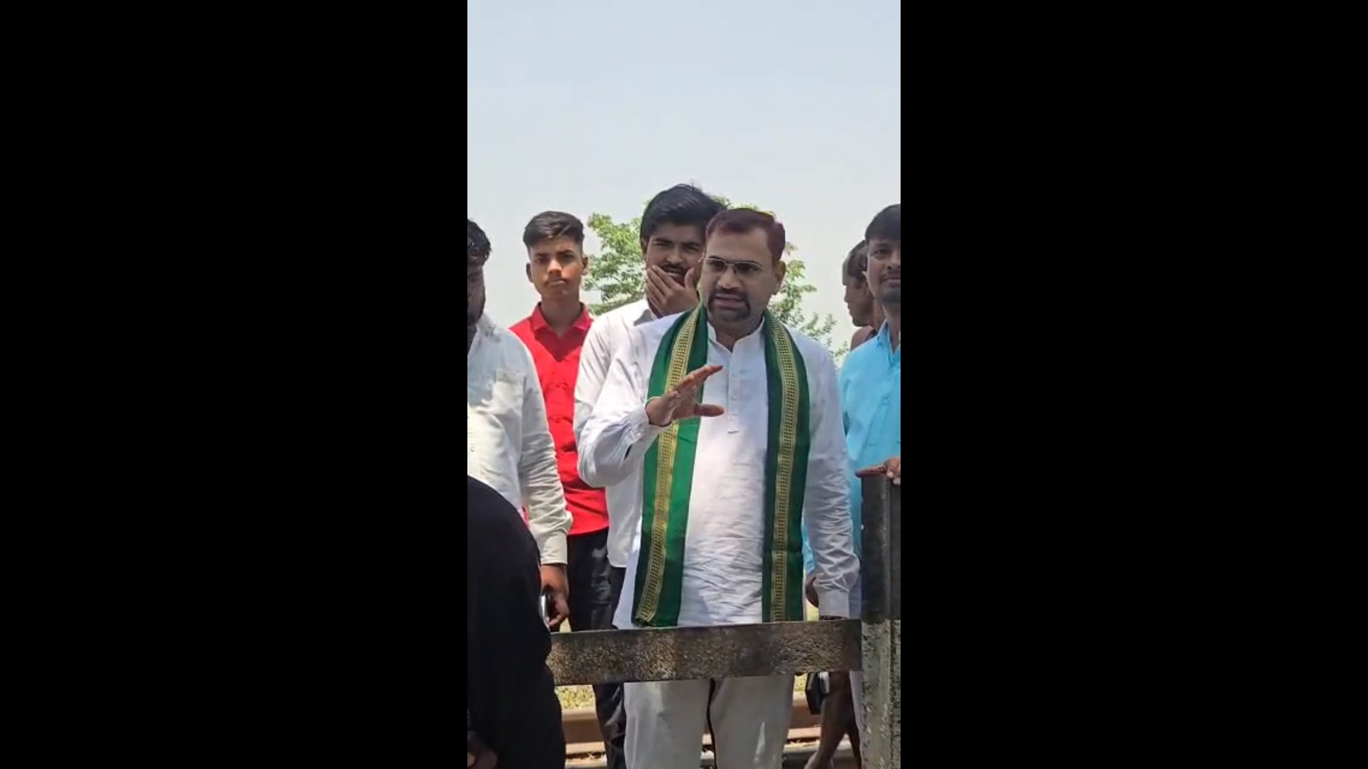 रेल फाटक बंद होने से किसानों में आक्रोश, 40 किमी घूमकर खेत पहुंचने को मजबूर