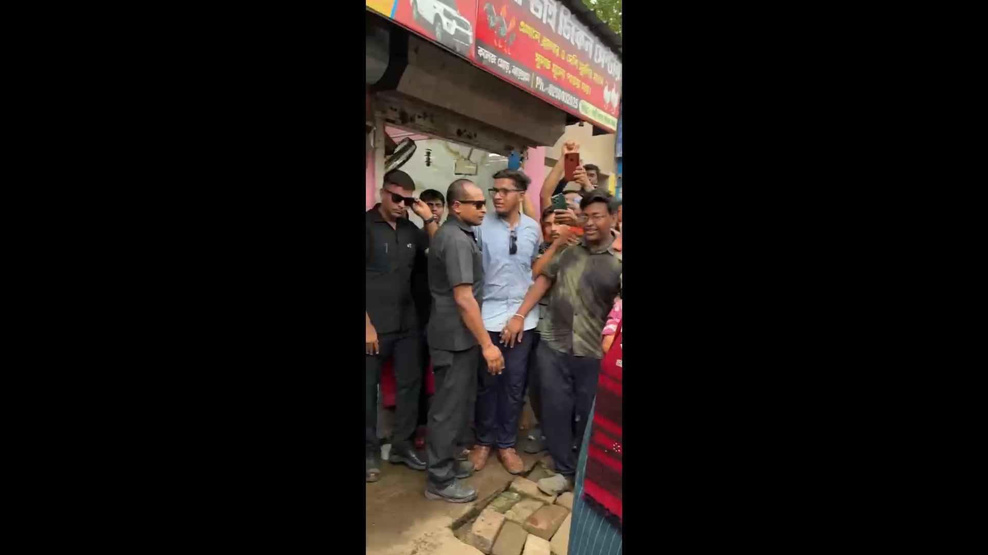 *चुनाव की झालमुड़ी....आज बंगाल चुनाव प्रचार के दौरान प्रधानमंत्री नरेंद्र मोदी ने बंगाल के झालग्राम में रोड साइड की दुकान पर दस 10 रूपये की झालमुढी ख़रीदी और खाकर लुत्फ उठाया।*