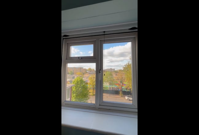 Bright Cosy Small Double Room Located in E1 Main Photo