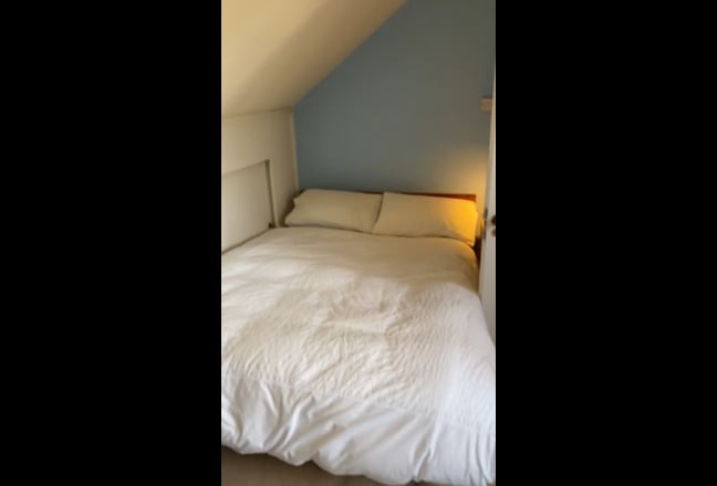 Large L-shaped secluded loft room for Mon-Fri Main Photo
