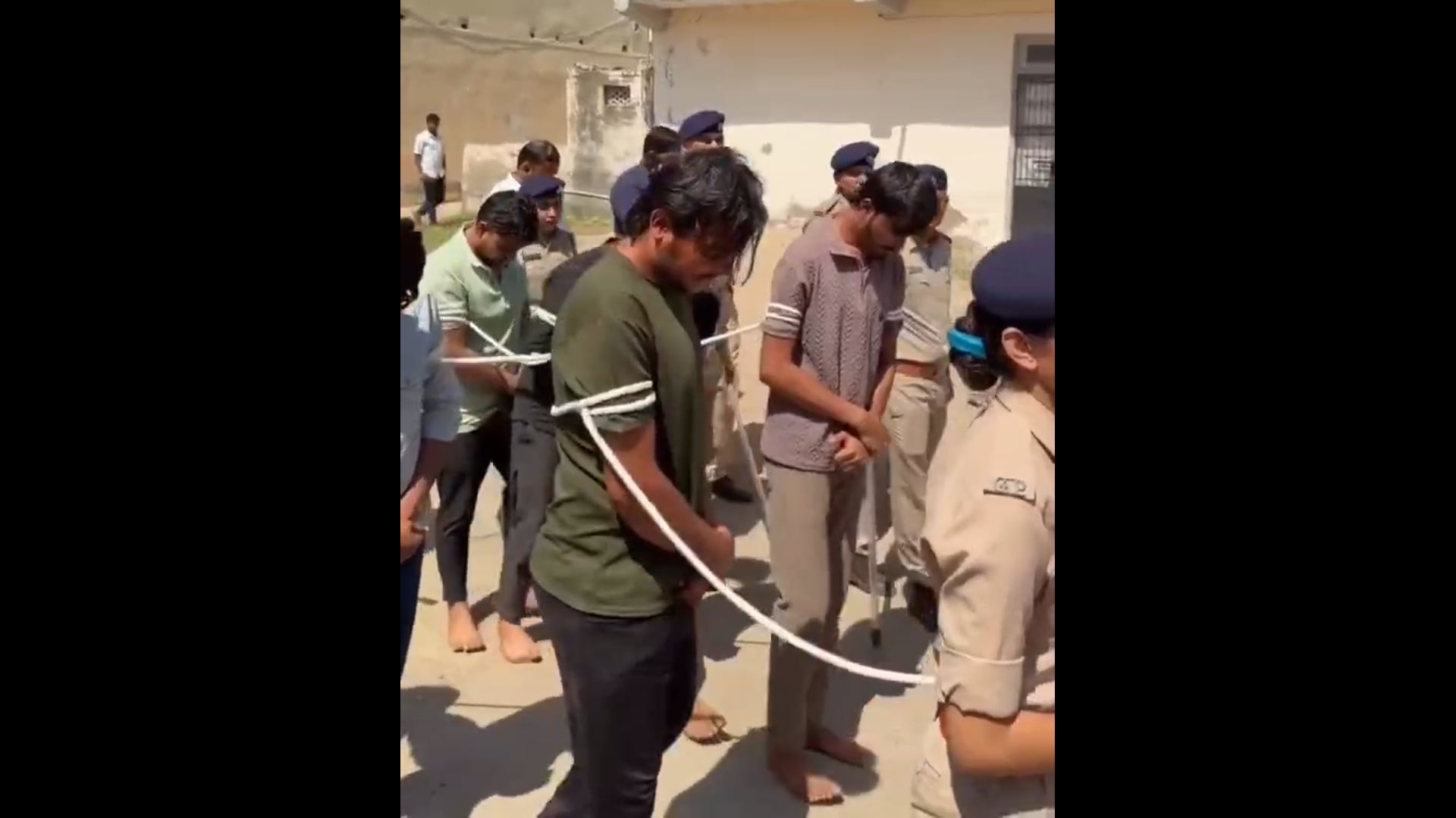 ➡️......मुन्नावर पठान और 8 मुस्लिम जिहादियों ने खेड़ा, गुजरात में एक नाबालिग हिंदू लड़की से दोस्ती करके वर्षों तक उससे सामूहिक दुष्कर्म करके वीडियो रिकॉर्ड किए, और उन्हें लीक करने और उसे मारने की धमकी देकर उसे ब्लैकमेल किया

पुलिस ने 8 को पकड़कर जुलूस निकाला