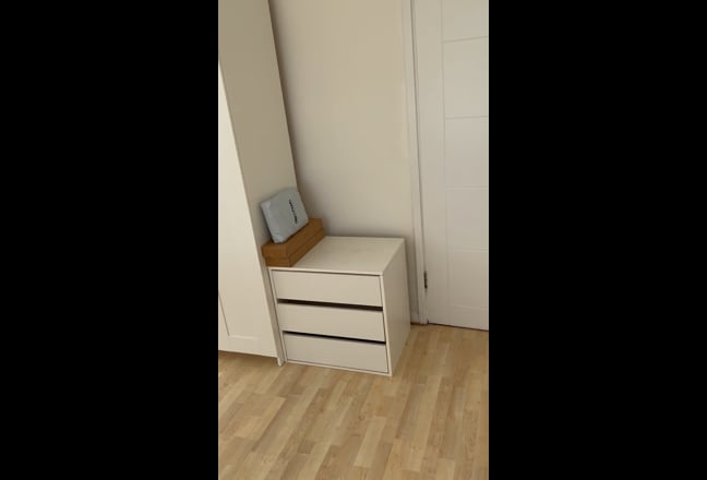 Spacious Kingsize room available NOW in Mile End Main Photo