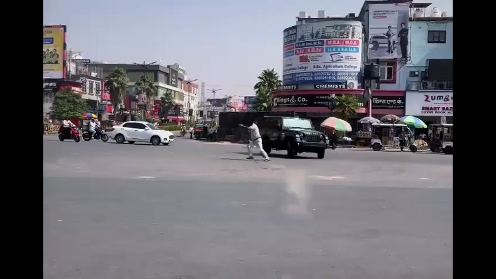 ➡️...थार से स्टंट...⬅️
प्रयागराज के सिविल लाइन्स के सुभाष चौराहे पर थार से स्टंट करने पर हुई कार्यवाही,