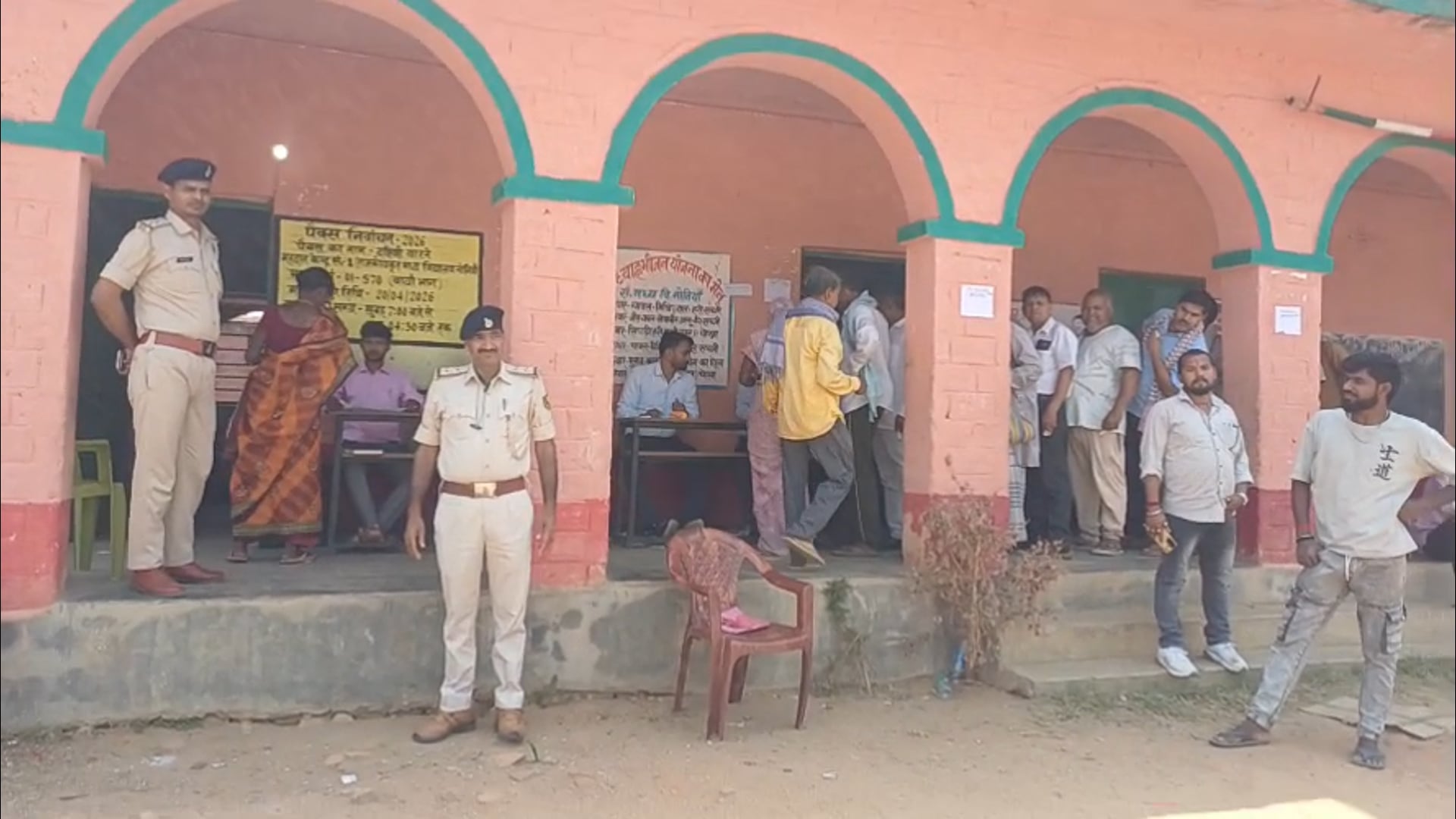 कड़ी धूप में भी वोटिंग जारी: दक्षिणी बार्ने पैक्स चुनाव में 50% मतदान, दो बूथों पर उमड़ी मतदाताओं की भीड़,प्रशासन अलर्ट 