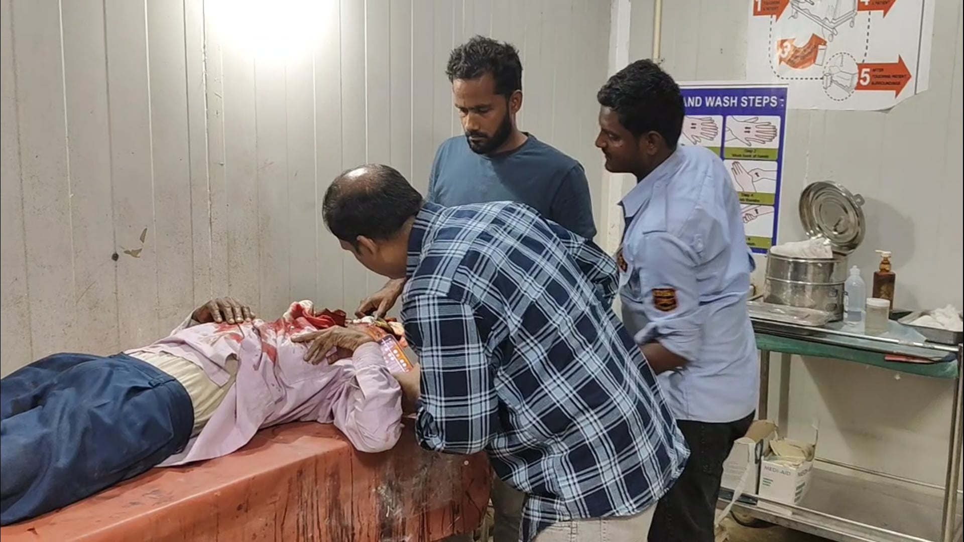 “हादसे के बाद अस्पताल पहुंचे युवक के साथ जो हुआ… वो किसी ने सोचा भी नहीं था”