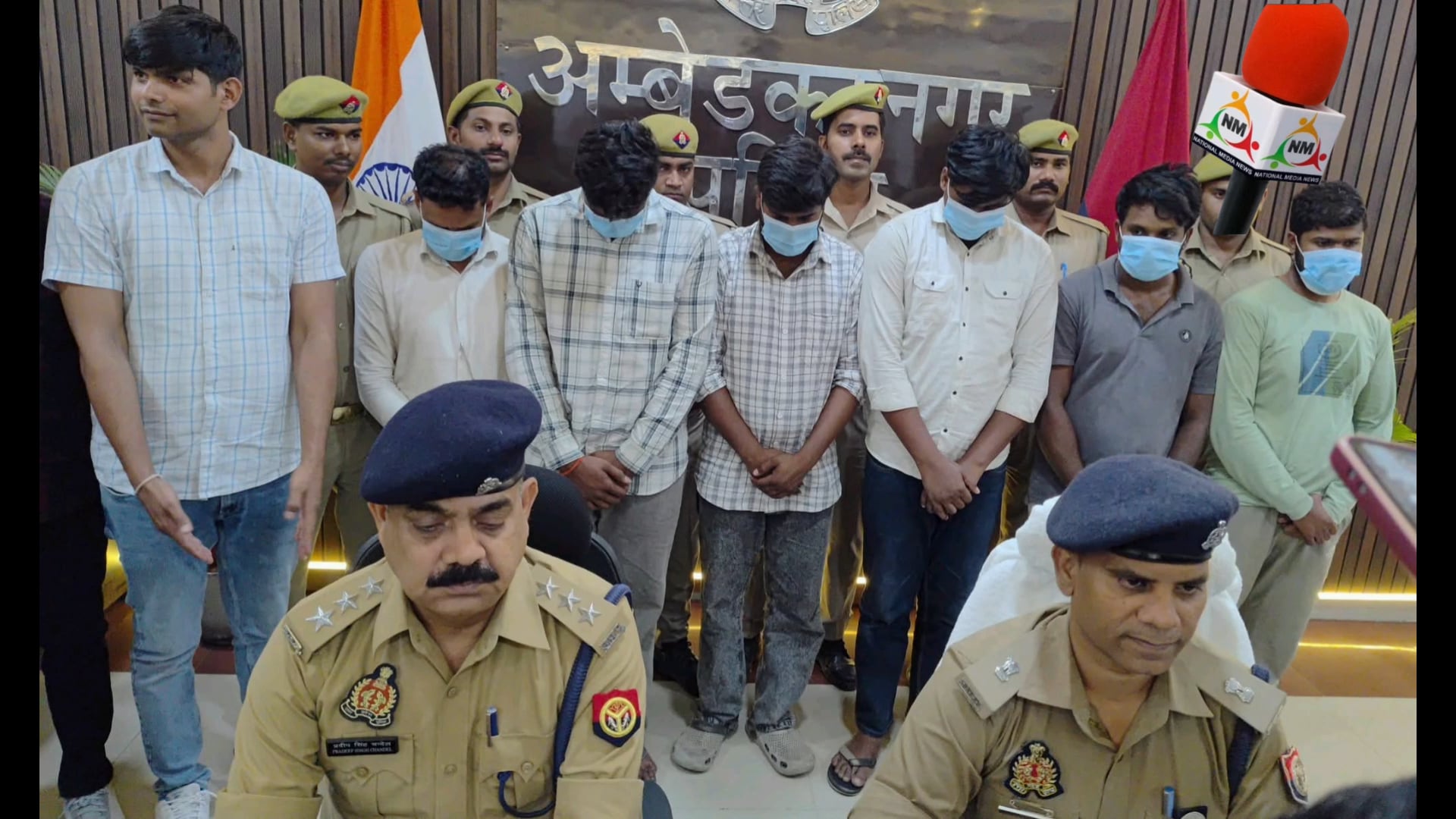 ब्रेकिंग अम्बेडकरनगर!
जहाँगीरगंज थाना क्षेत्र में हुई लूट कि घटना का पुलिस ने किया खुलाशा
करीब 5 लाख 45 हज़ार रूपये पुलिस ने किया बरामद
पुलिस ने 6 अभियुक्तों कों किया गिरफ्तार
अपर पुलिस अधीक्षक पूर्बी श्यामदेव ने प्रेसवार्ता कर दी अधिक जानकारी।