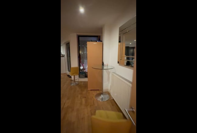 Zone 1 Room + Private Bath | London Bridge Main Photo