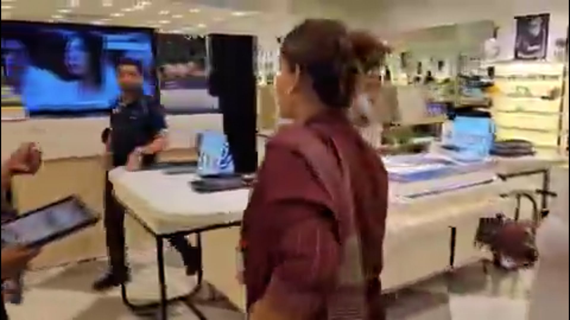 ➡️....मुंबई में BJP लीडर नाजिया इलाही खान ने Lenskart शोरूम में जाकर हिंदू वर्कर्स को तिलक लगाया, कलावा बांधा और मुस्लिम मैनेजर मोहसिन खान को खरी–खोटी सुनाई