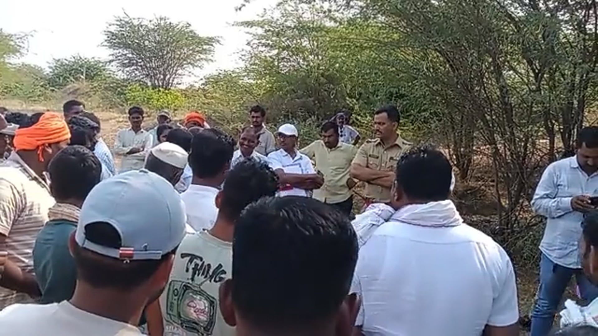 वाळू ठेकेदाराला प्रशासनाचे संरक्षण पोलीस बंदोबस्त 4 गावच्या गावकऱ्यांचा विरोध आटपाडी तालुक्यातील प्रकार