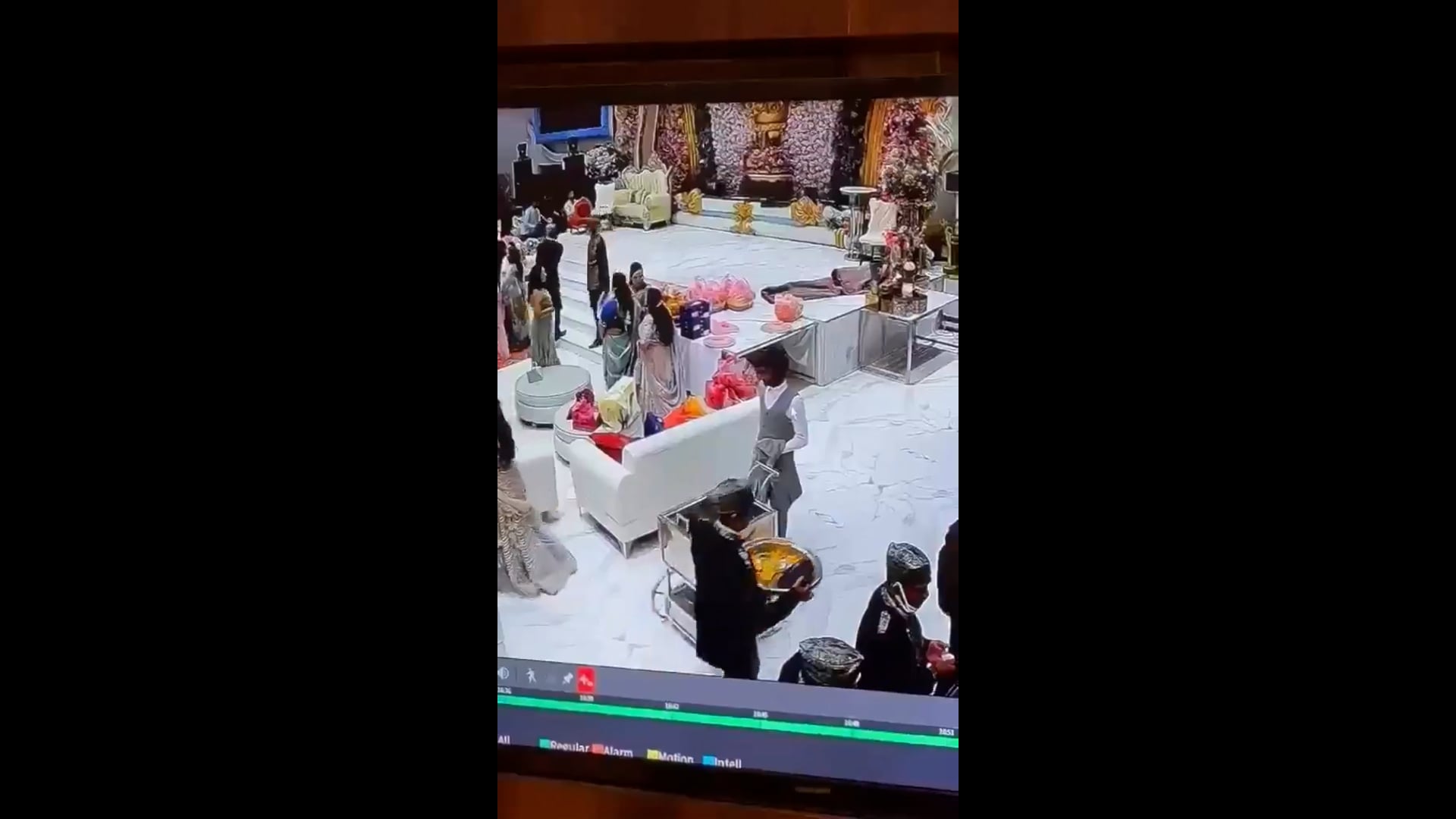 यूपी -

नोएडा के बैंक्वेट हॉल में सूट–बूट पहनकर आया चोर कैश–ज्वेलरी से भरा बैग चुराकर ले गया