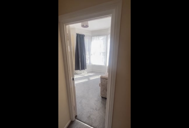 Spacious 1 Bedroom-Flat in well-connected location Main Photo