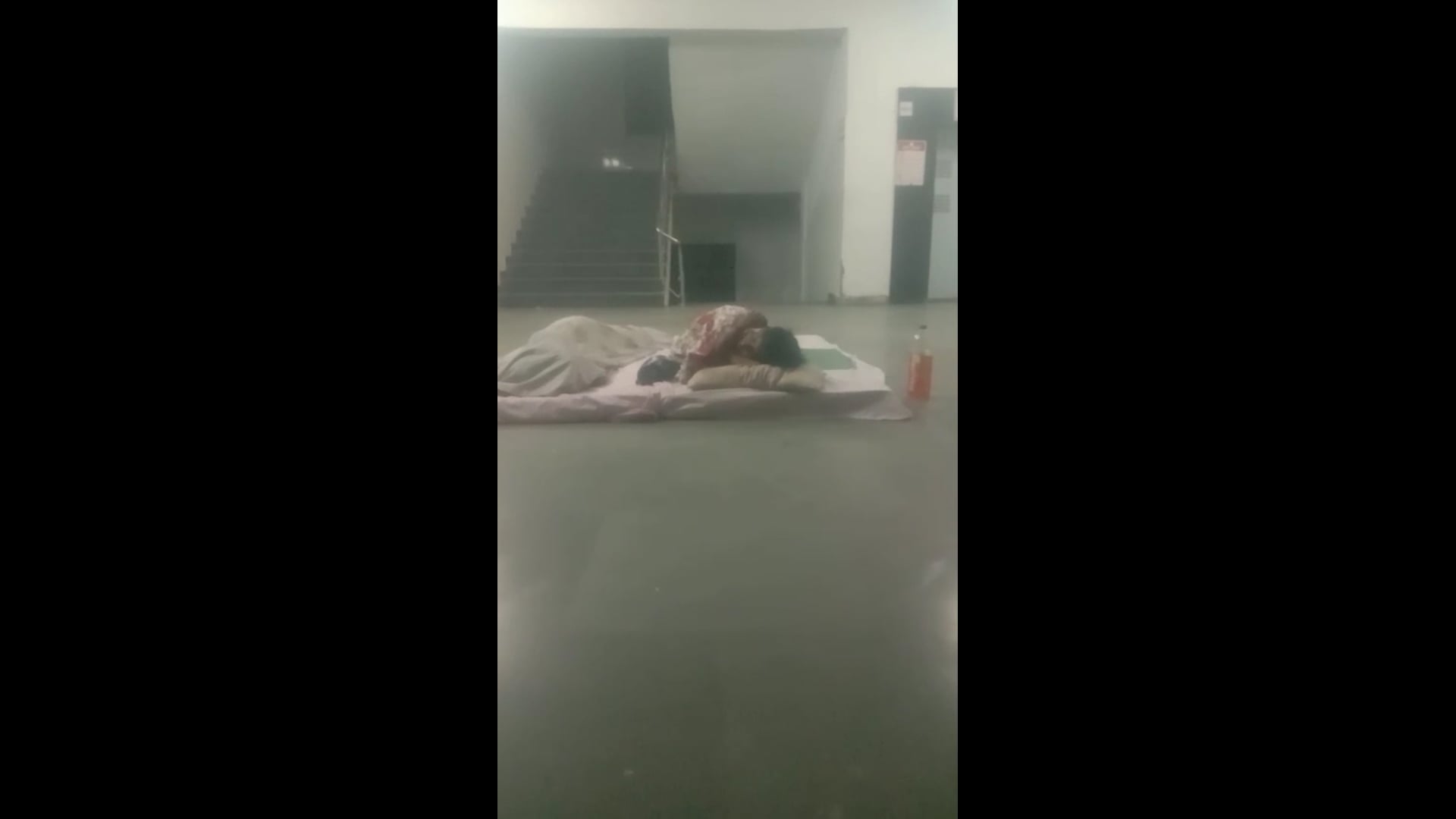 कुंडा सीएससी केंद्र पर बहुत बड़े पैमाने पर मरीजों केसाथ अनियमितता की जा रहीहै प्रसव पीड़ा से ग्रसित महिला के लिए कोईनही,