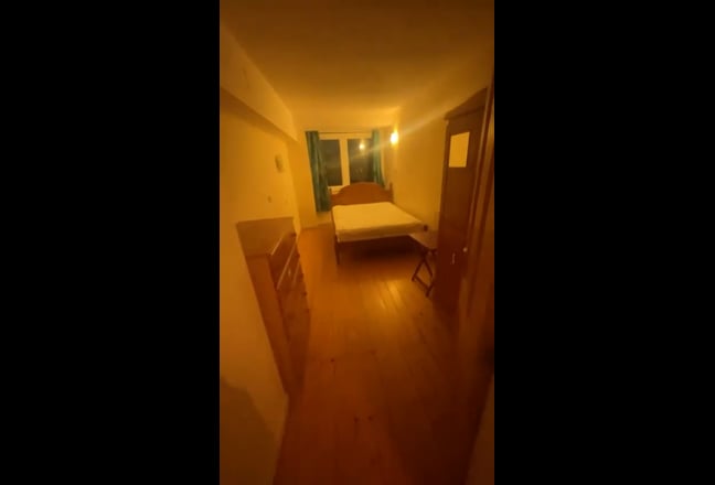 Double room in two bedroom flat Main Photo