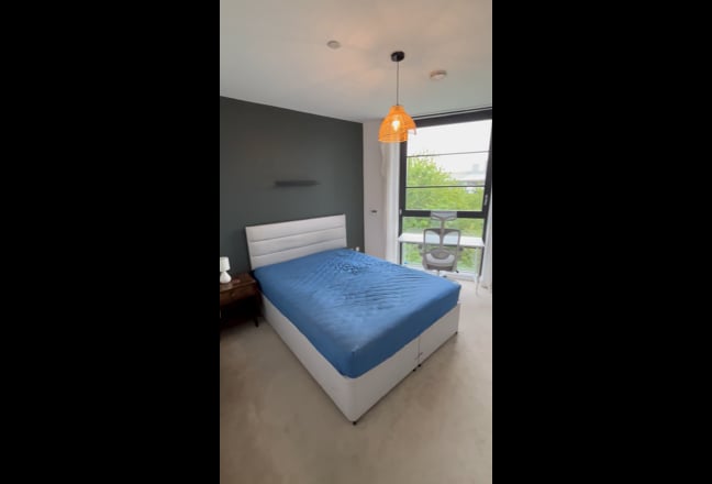 Bright King Room in Modern Flat | Victoria Park Main Photo