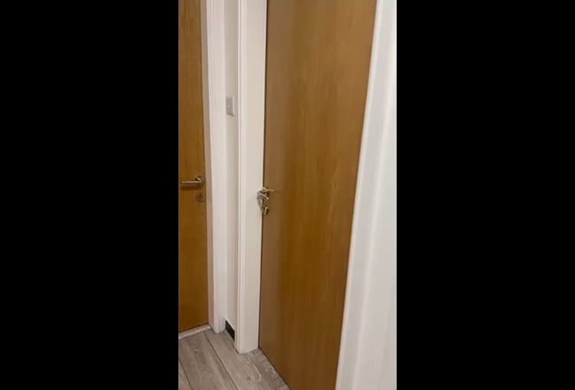 Large en-suite room 1 min to W. Ken station  Main Photo