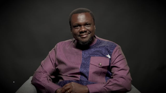 Kingsley Kwayisi. Inspirado por su propia historia, Kingsley ahora se dedica a ser pastor, mentor y defensor de los niños y jóvenes vulnerables, ayudándolos a descubrir su identidad y su sentido de pertenencia. 