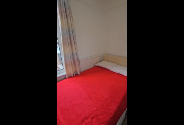 Double Room Available friendly household  Main Photo